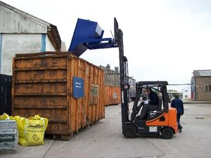 Doosan Forklift Driver Empty's Forklift Waste Skip