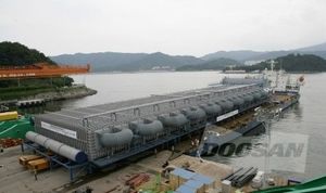 Evaporator No. 1 for installation at the Shuweihat S2 water desalination plant, a project Doosan Heavy Industries and Construction acquired at the United Arab Emirates in July last year, is loaded on a ship at the in-house pier at the company’s Changwon Plant on July 12.
