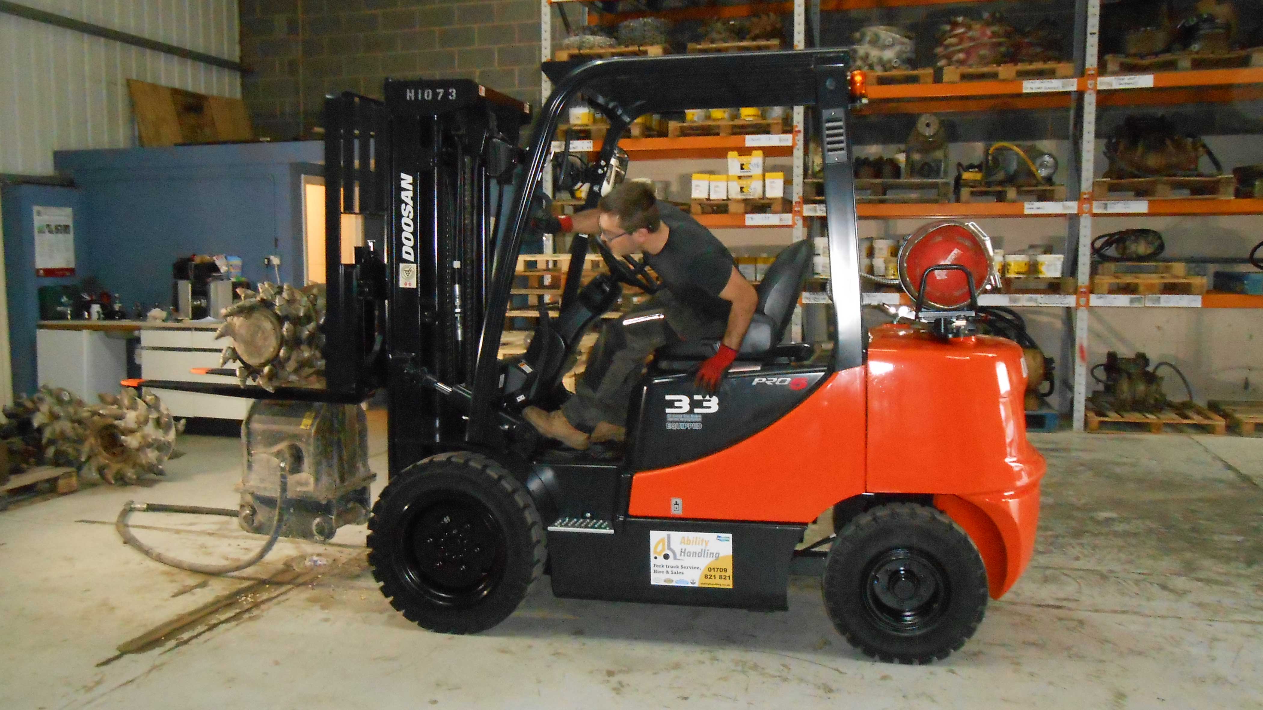 Doosan G33S-5 doing hard labour