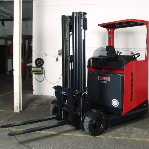 Reach truck with Outdoor tyres
