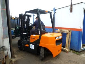 Engine reconditioning firma used D30S-3 forklift could pass for new!