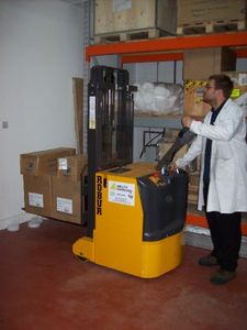 Small is Beautiful - New Robur Counterbalance Stacker a perfect size for AESEAL